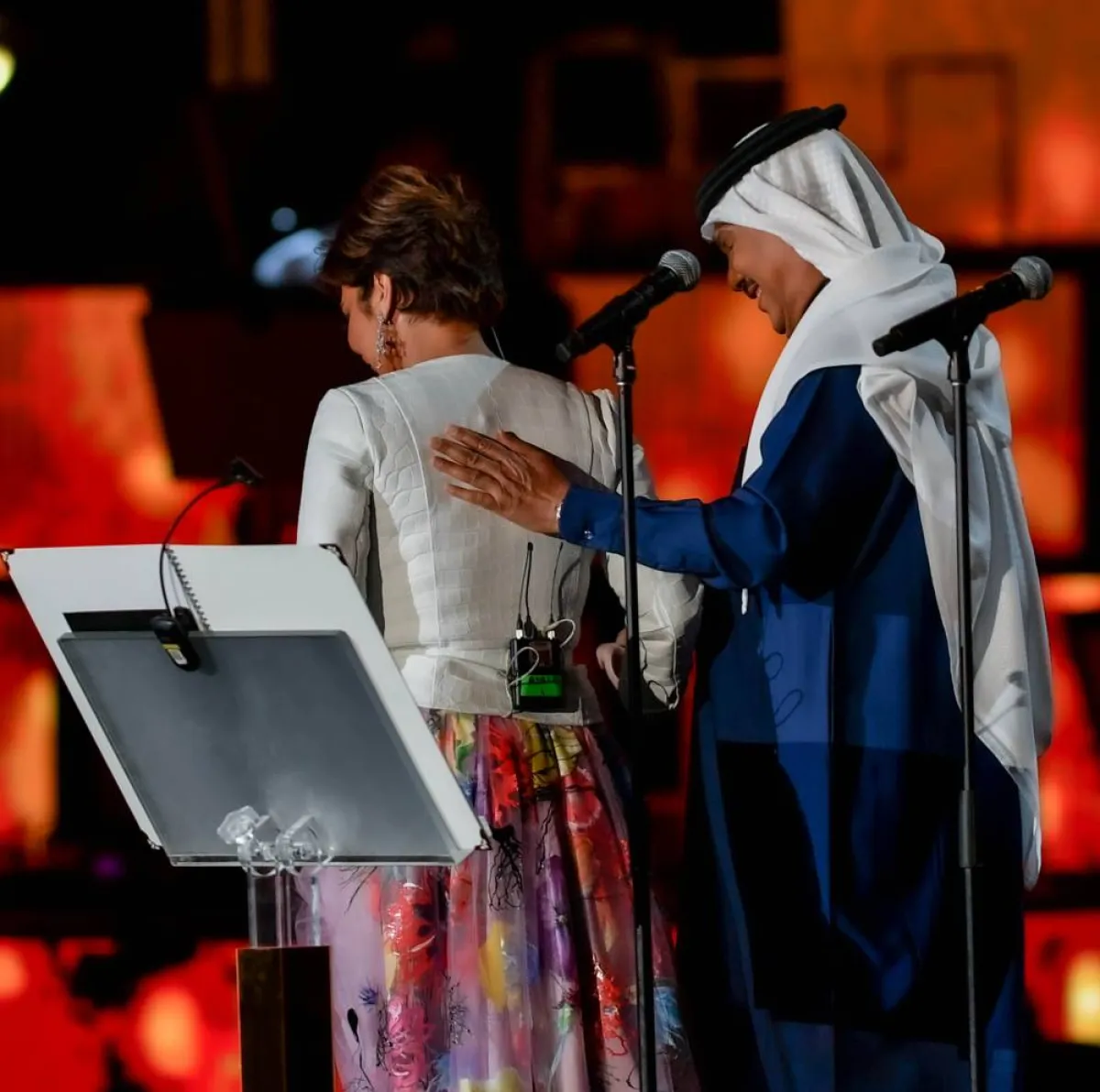 الفنانة أصالة نصري وهي تغادر المسرح بعد أداء أغنية على البال مع الفنان محمد عبدو