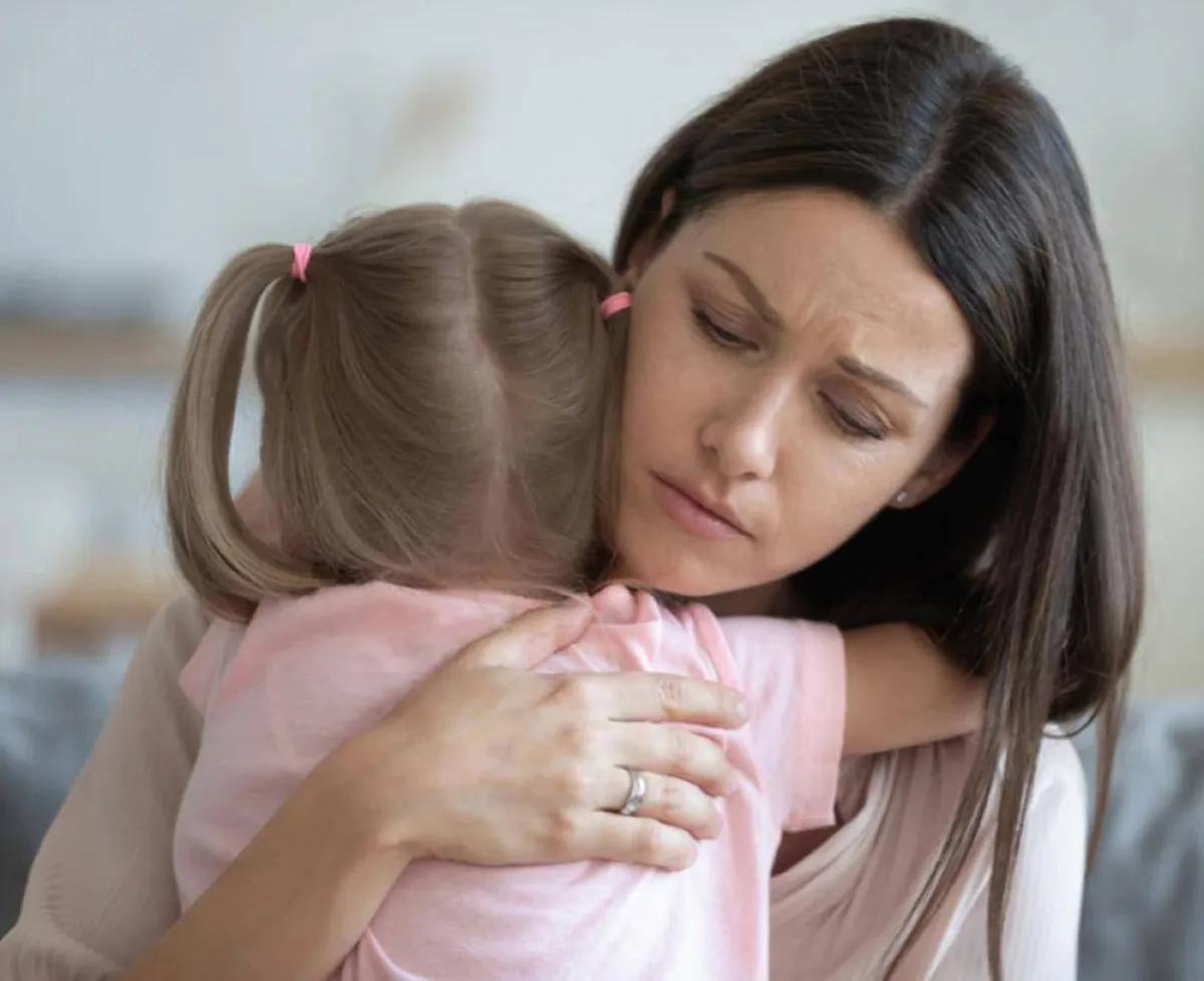صورة لطفل يحب ويتعلق بالأم