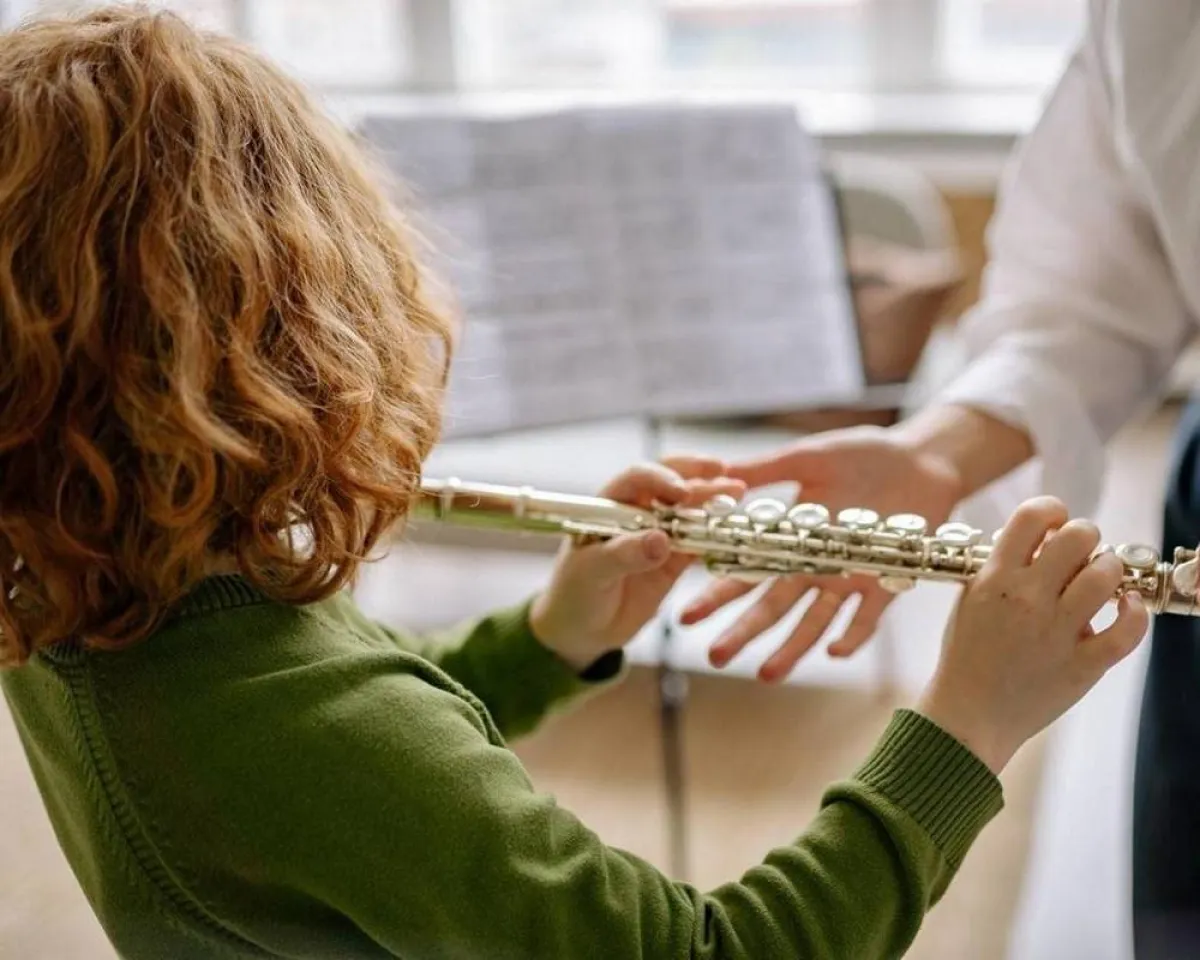 صورة لطفل يقوم بالعزف على آلة موسيقية