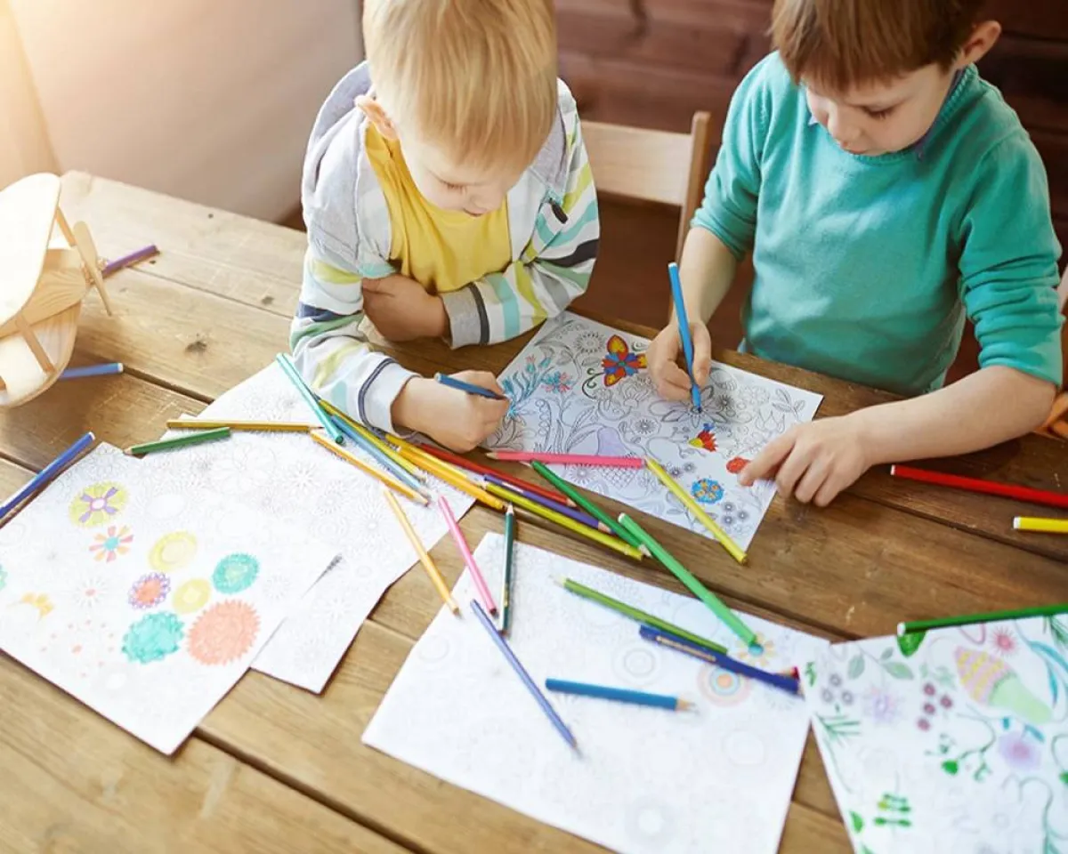 صورة لمشاركة الأطفال لمهارات الرسم والتلوين