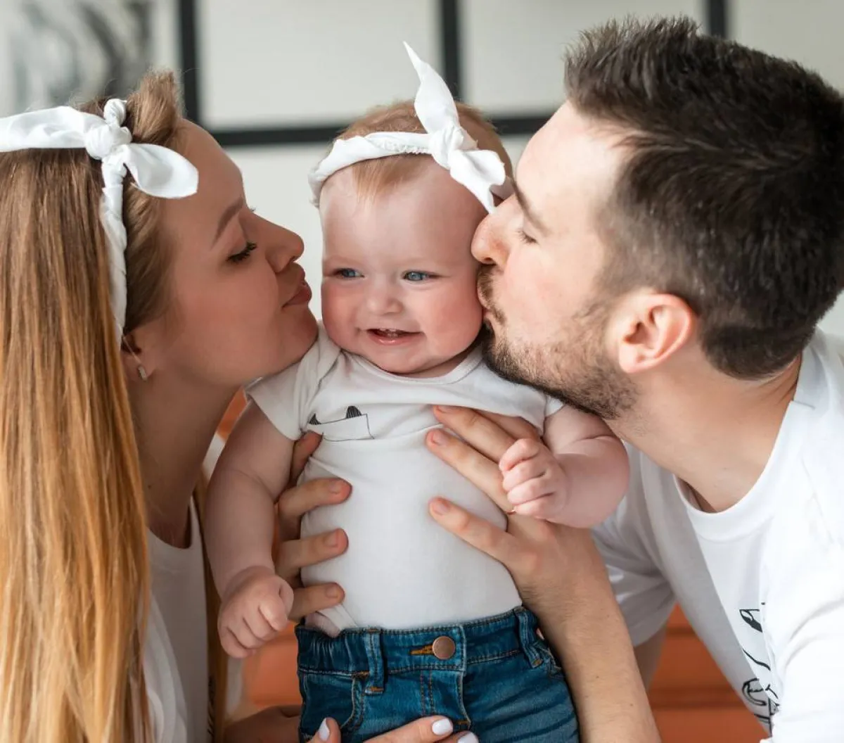 صورة لتقبيل المولود