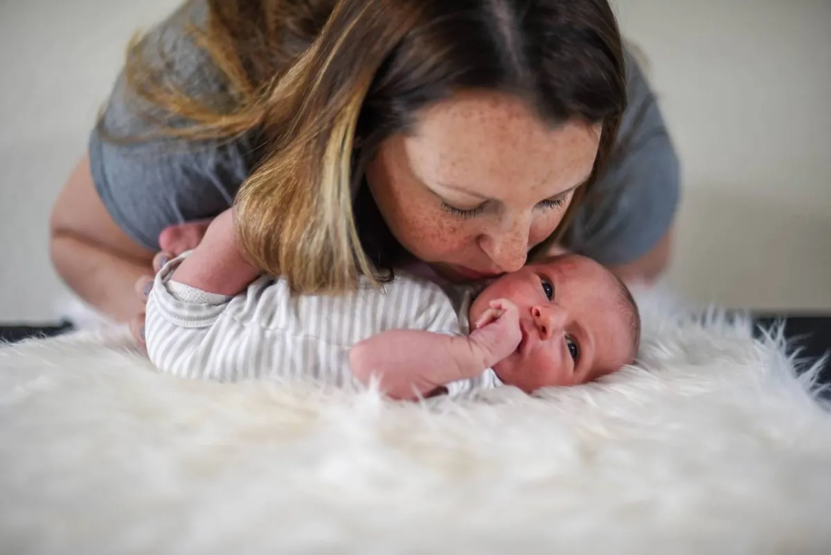 صورة لامرأة تقبل مولوداً