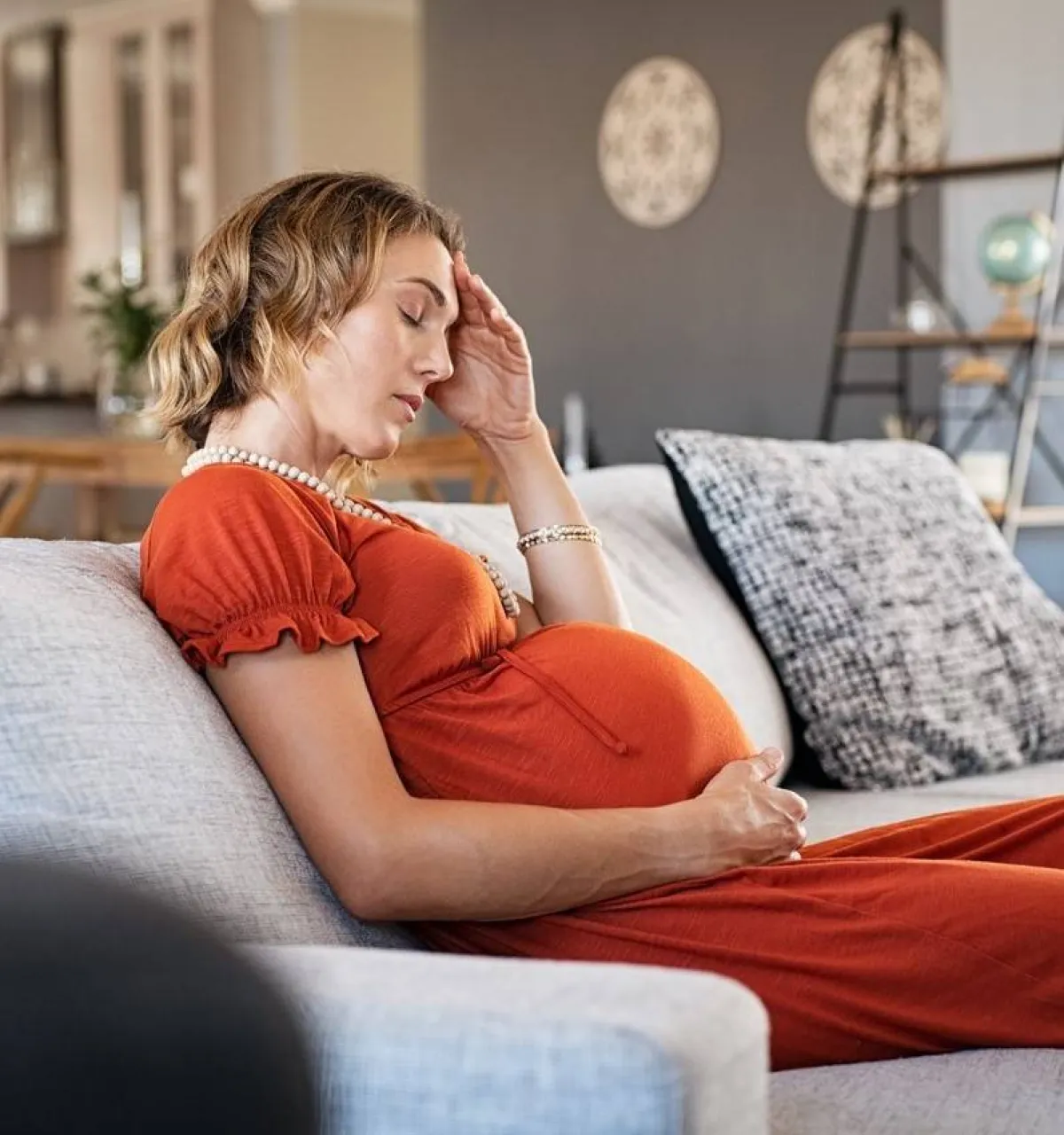 صورة لحامل تعاني من صداع الحمل