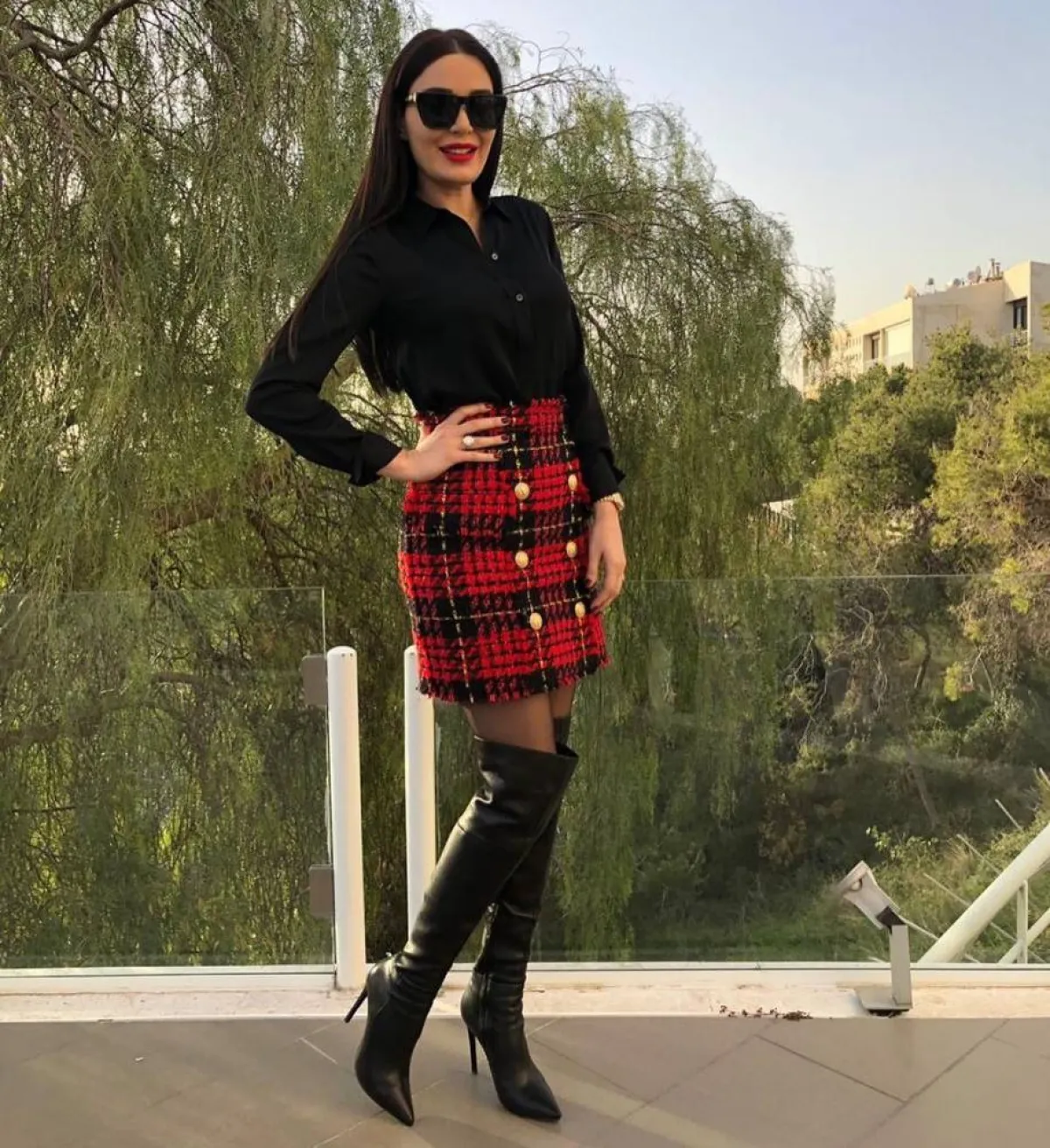 سيرين عبد النور بتنورة أنيقة باللون الأحمر