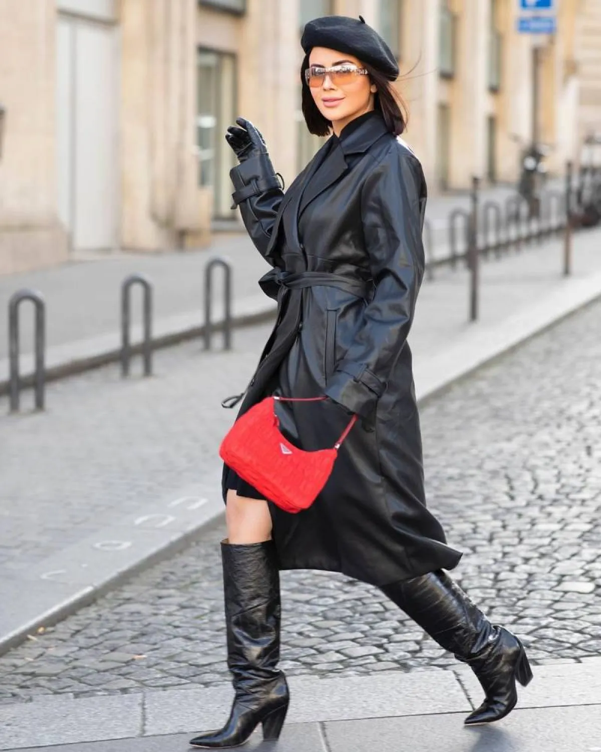  ديما الأسدي بحقيبة من علامة برادا  