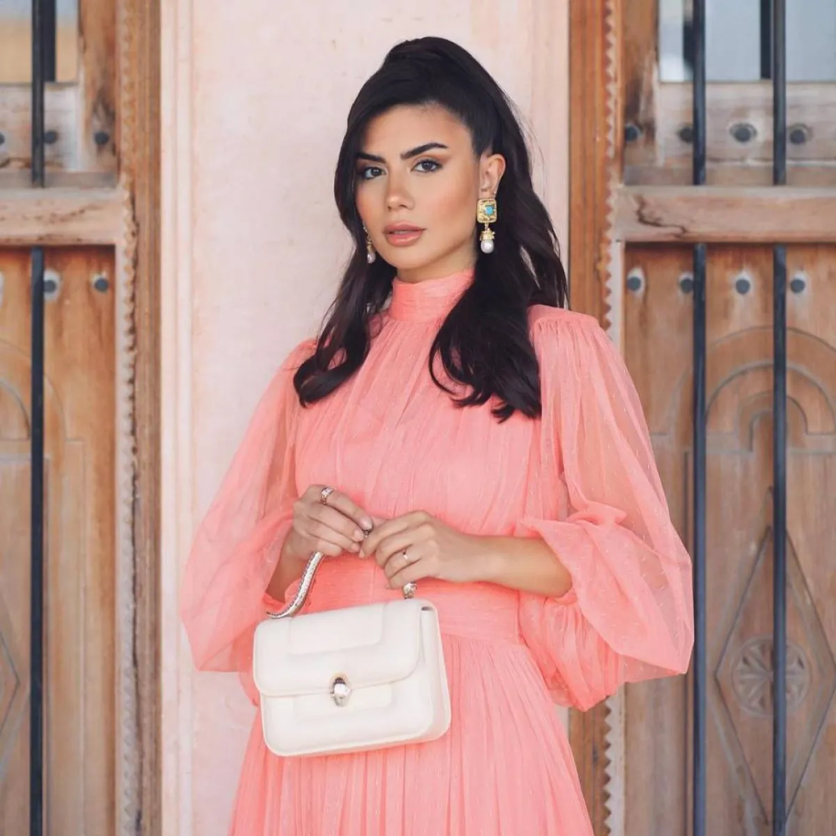 ديما الأسدي بحقيبة من بولغري