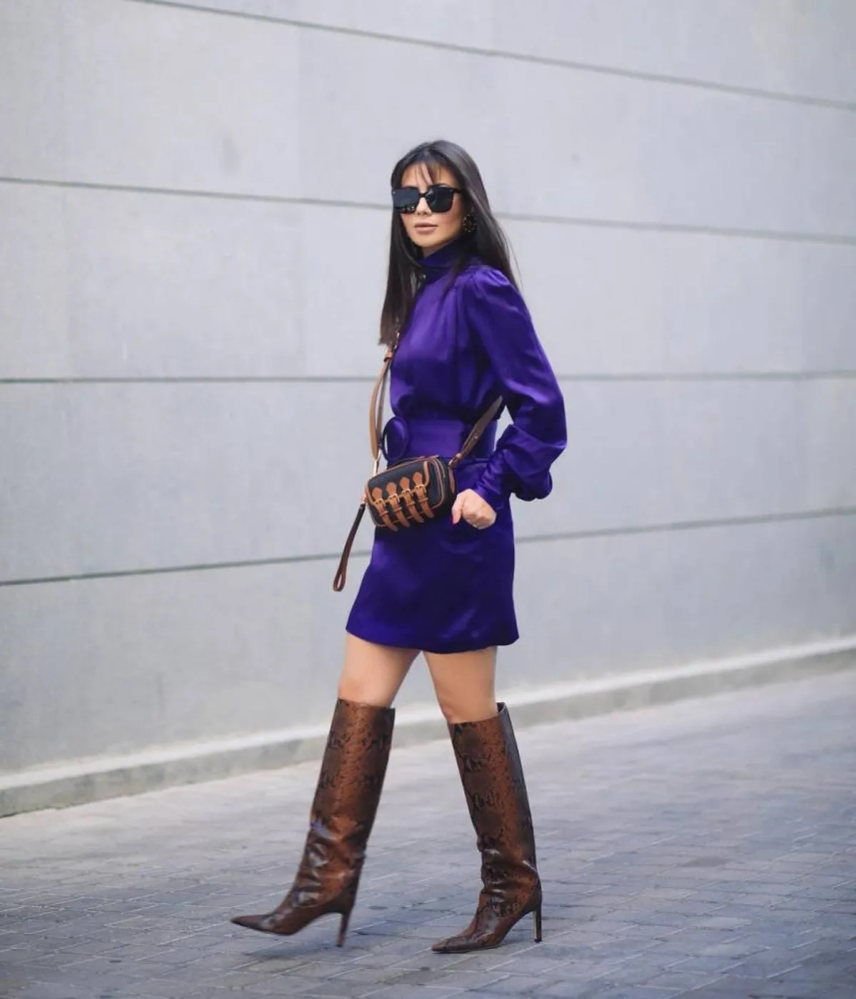 ديما الأسدي بحقيبة كتف صغيرة