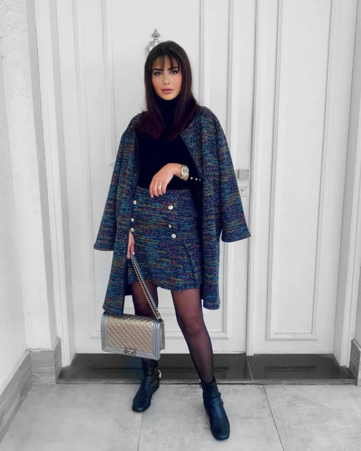 ديما الأسدي بحقيبة من علامة شانيل 