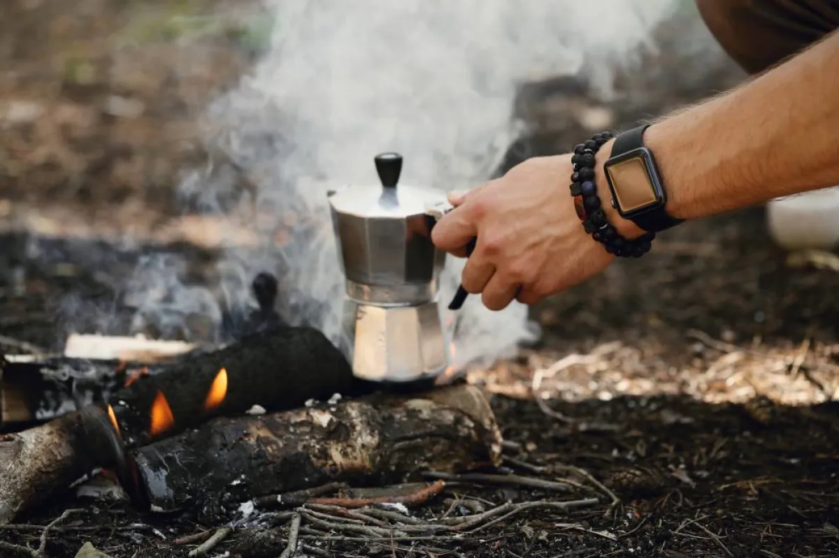 إعداد الطعام والمشروبات خارج الخيمة