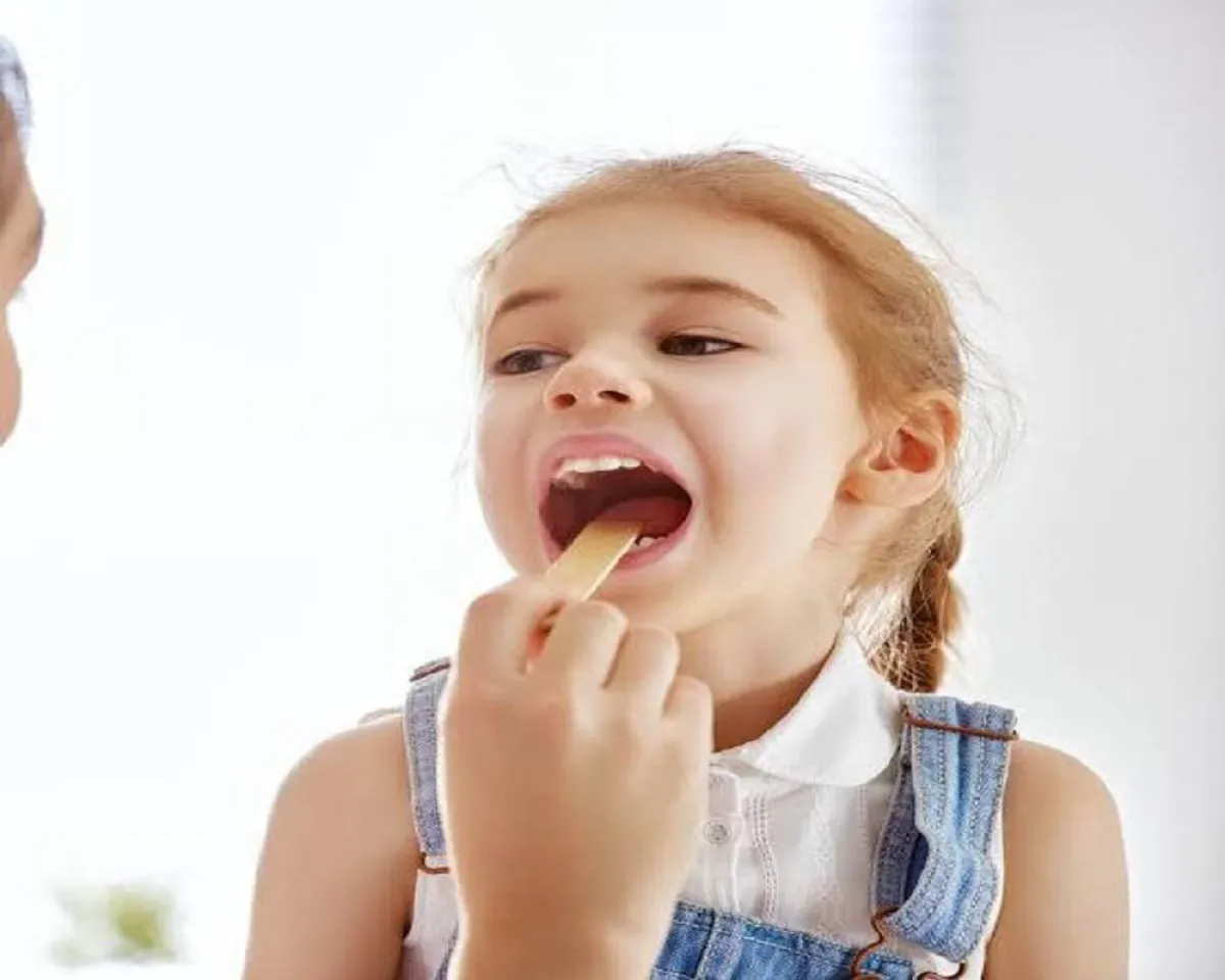 صورة لطفلة تعاني من التهاب اللوزتين