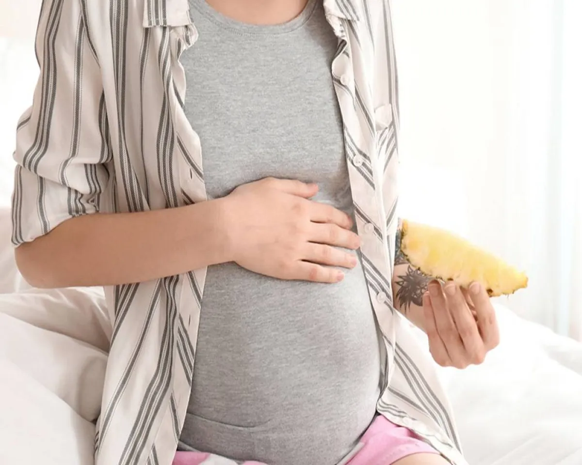 صورة لحامل تتناول الأناناس 