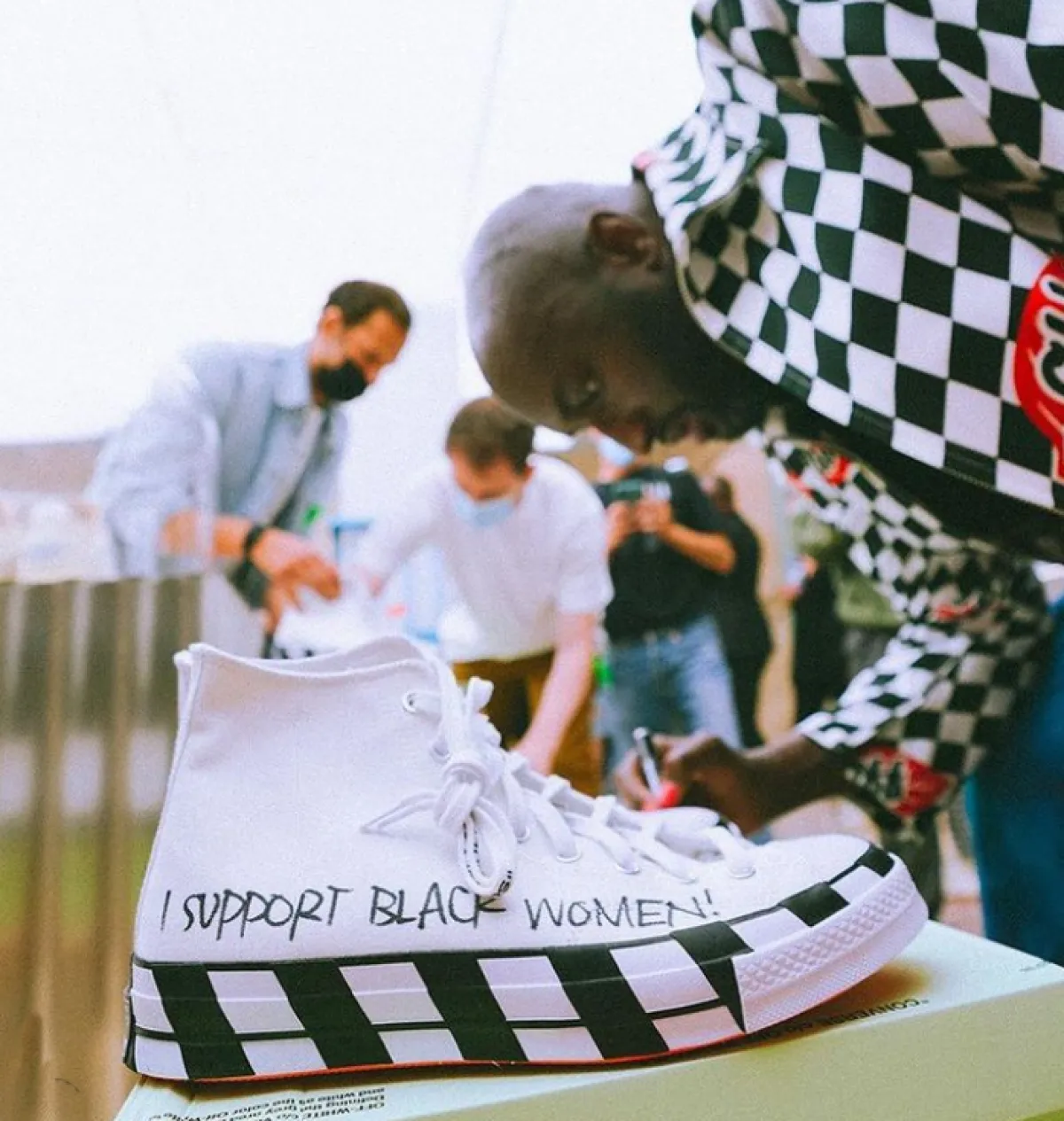 الحذاء الذي صممه لدعم قضية المرأة الملونة في المجتمع