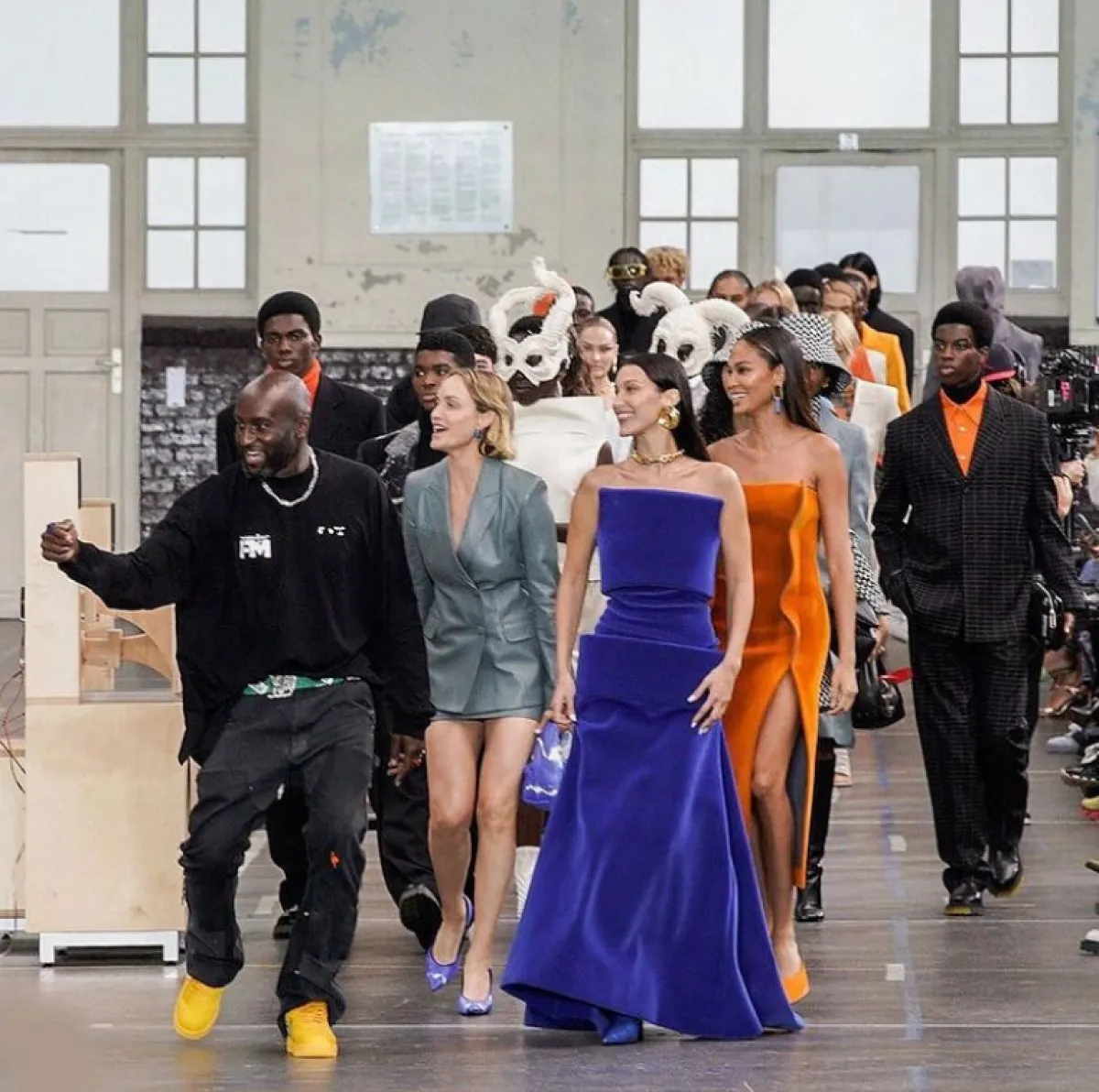 في عرض ماركته الخاصة وتبدو بيلا حديد وسيندي برونا في الخلفية