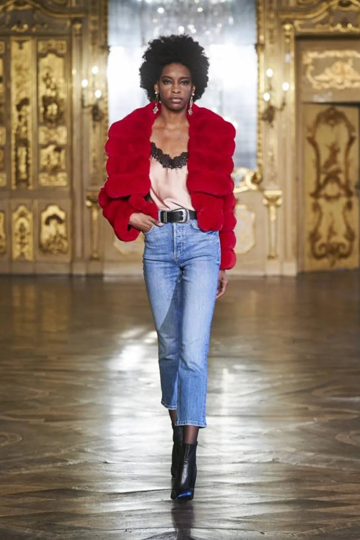 جاكيت شتوي أحمر من الفرو بتصميم قصير 