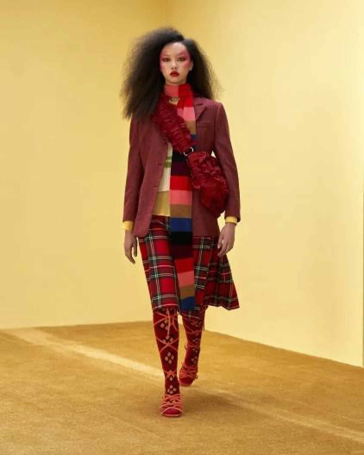 جاكيت شتوي أحمر داكن بياقة قصيرة وجيب صغير على الصدر