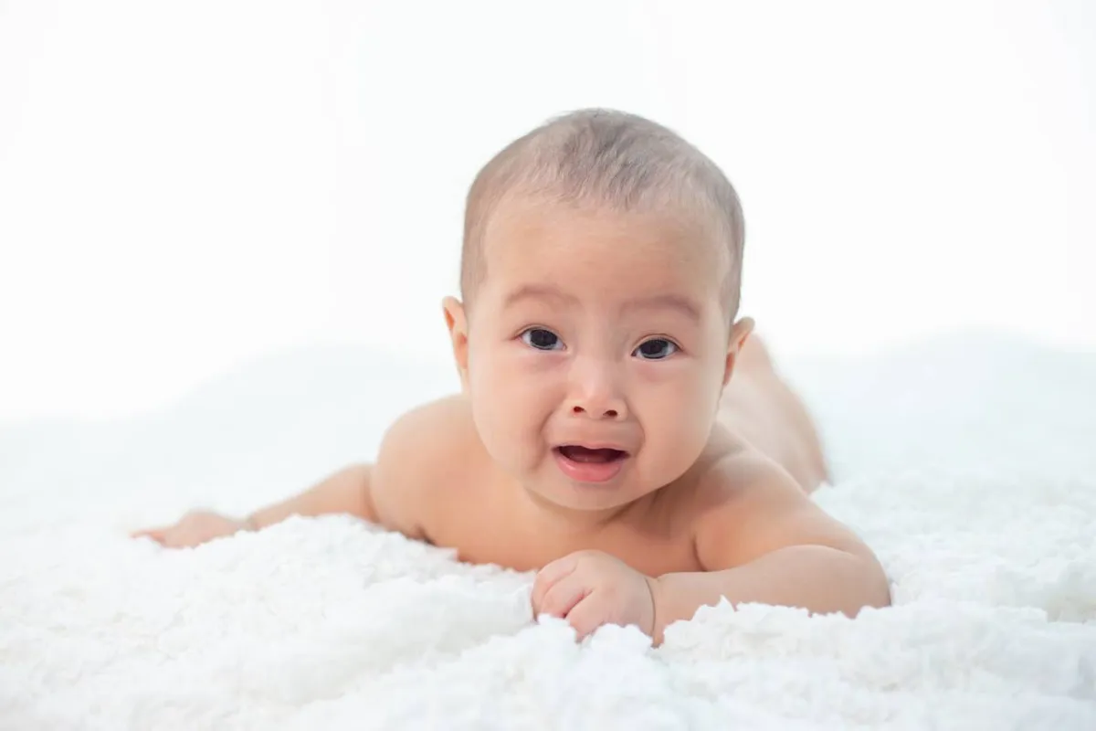 صورة طفل على بطنه