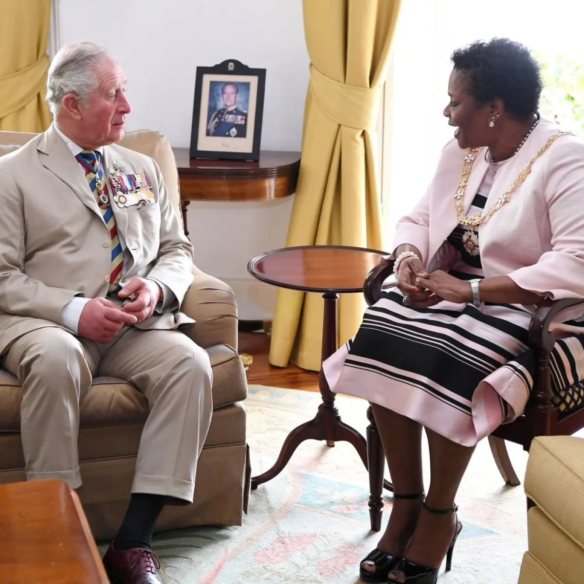 ساندرا ماسون مع الأمير تشارلز- الصورة من موقع New York Times