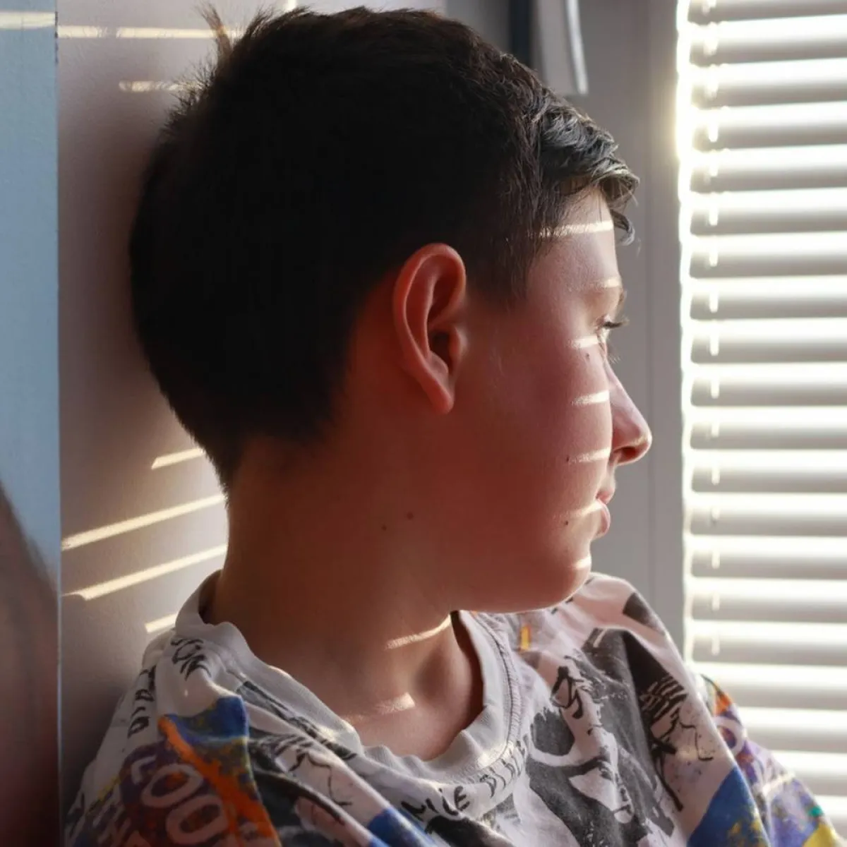 صورة لطفل ينظر  بعيداً