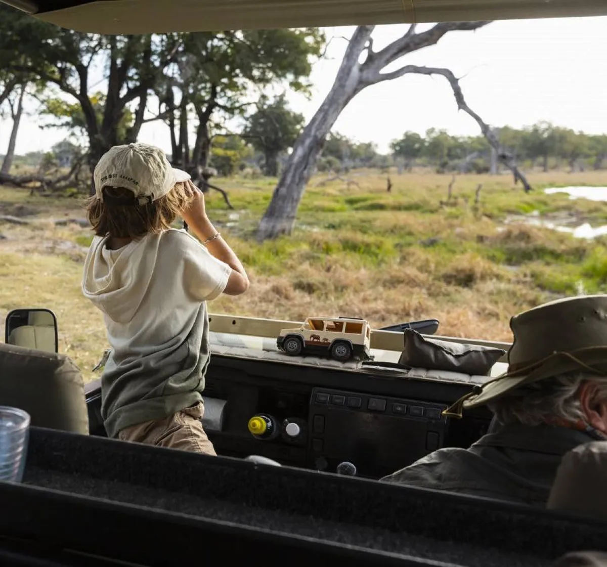 صورة طفل في رحلة سفاري