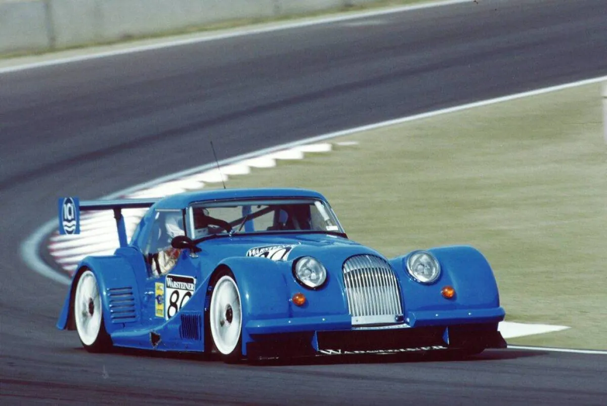 سيارة مورجان بلس 8 GTR صناعة يدوية من تسعة طرز فقط 