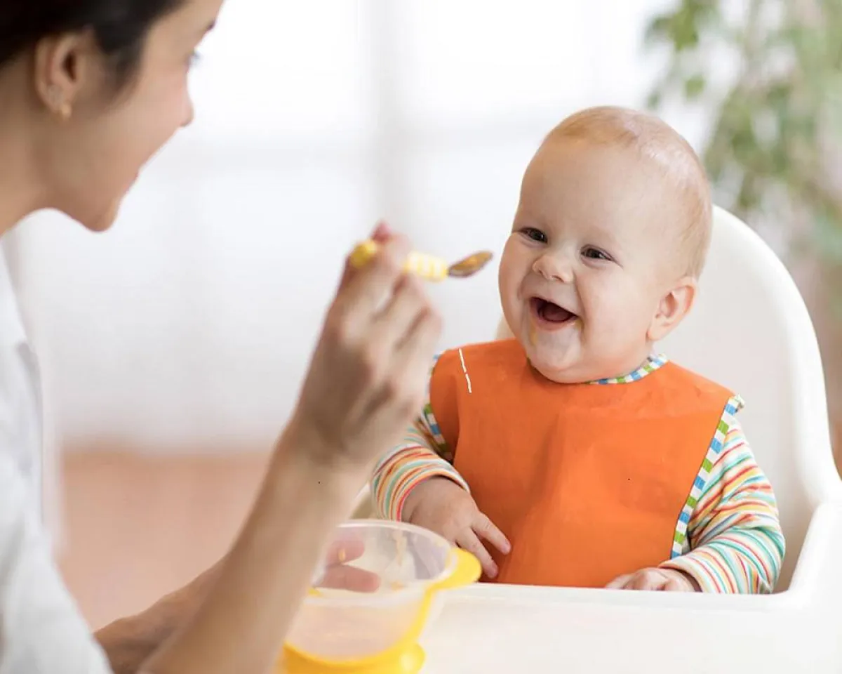 صورة لطفل يتناول طعامه بعد اعظام .