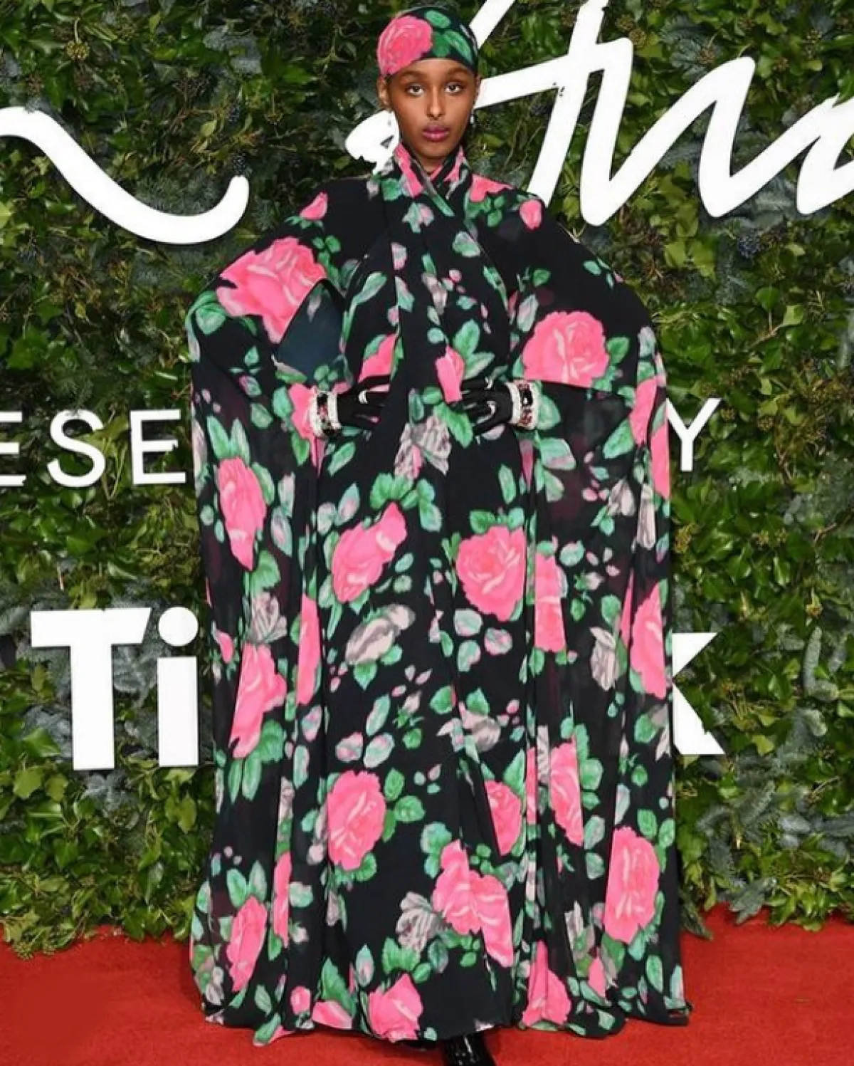 كوثر علي في فستان مطبع