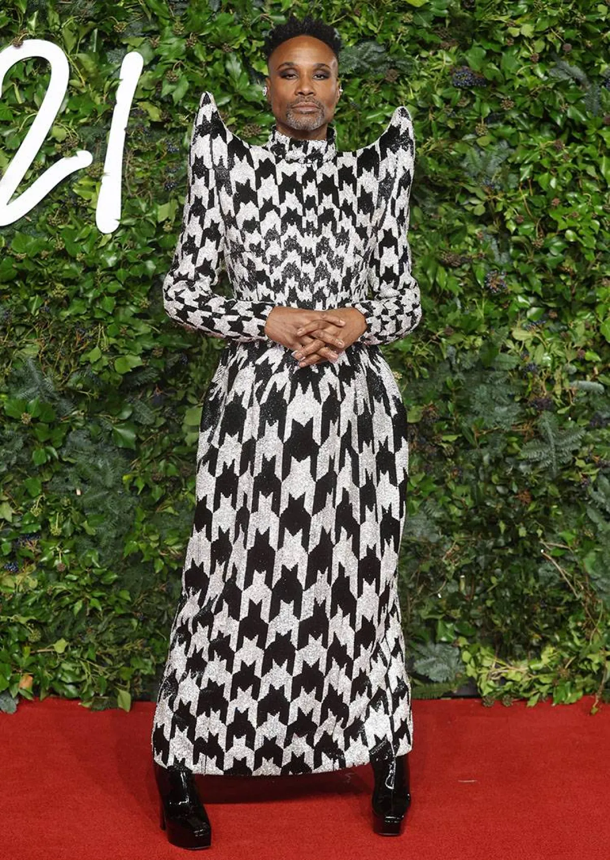 بيلي بورتر في زي مربع التقطيع