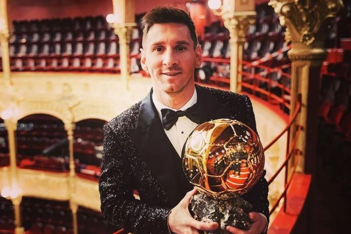 ميسي يحصل على الكرة الذهبية- الصورة من حسابه على إنستغرام