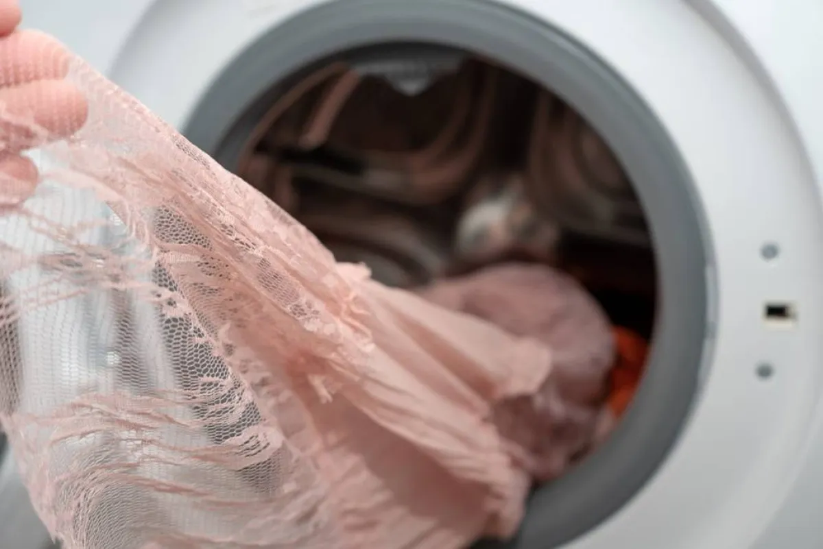 من المُستحسن وضع الفستان الدانتيل داخل كيس رقيق خاصّ بالغسالة
