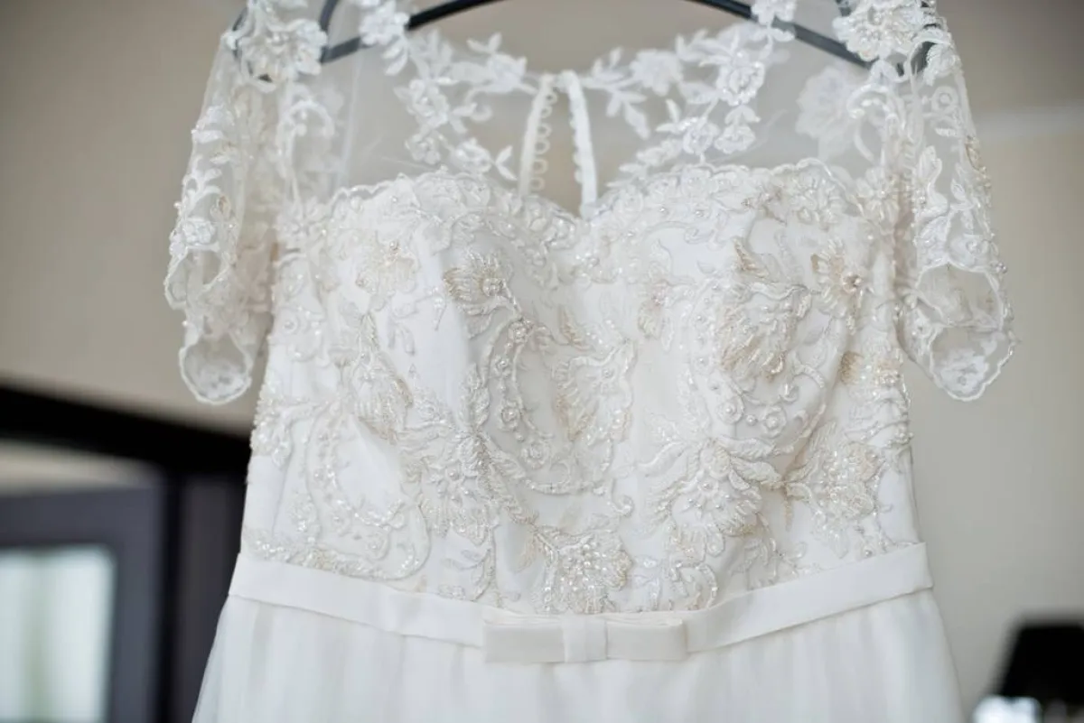 طرق تنظيف الفساتين الدانتيل