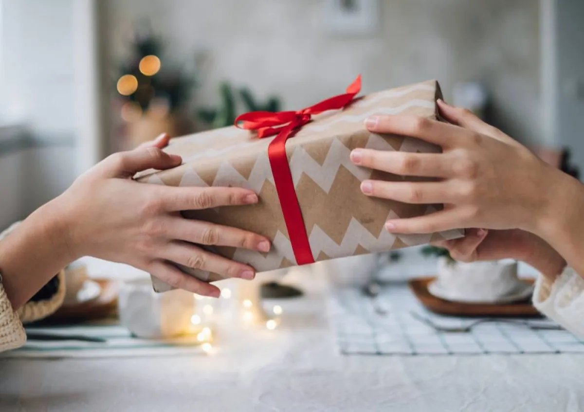 الاهتمام بتغليف الهدية بطريقة مميزة وجذابة