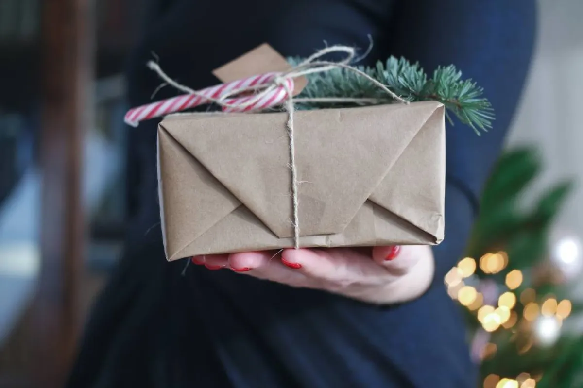 من الهامّ التأكد من نزع السعر من الهدية 