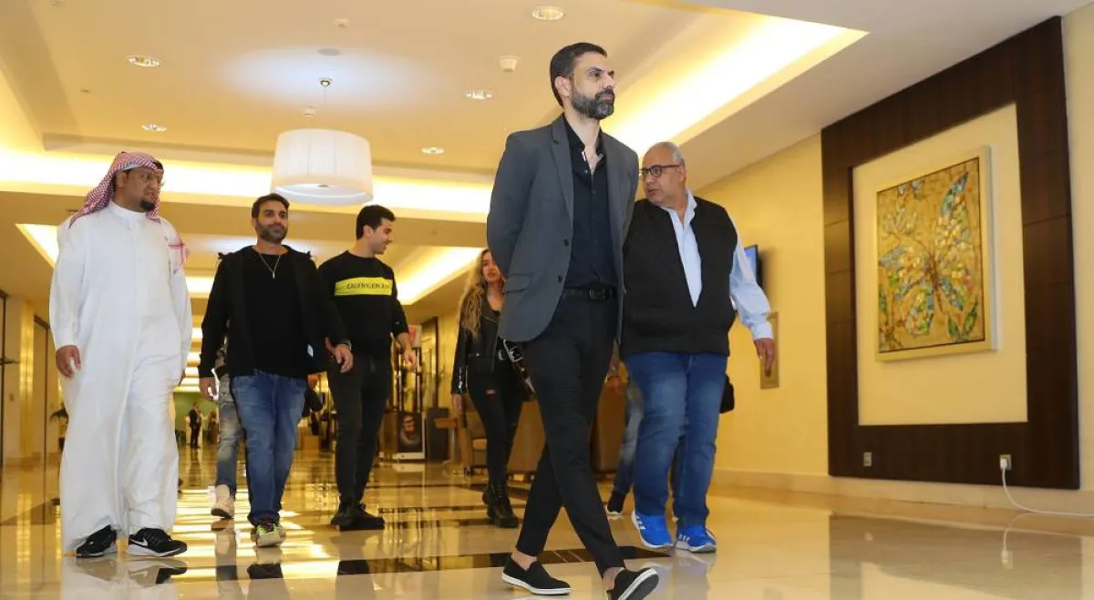 فريق المسرحية قبل بدء المؤتمر 