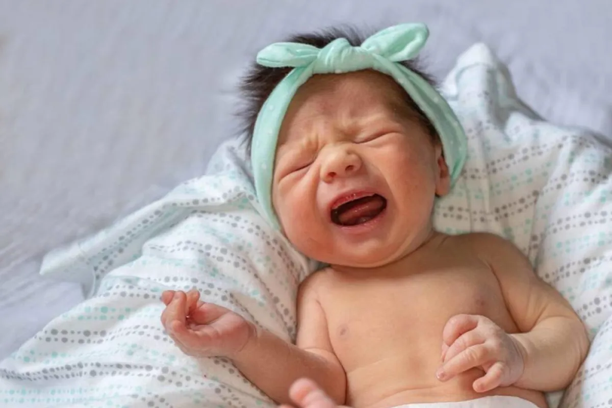 صورة لرضيع يبكي بشدة