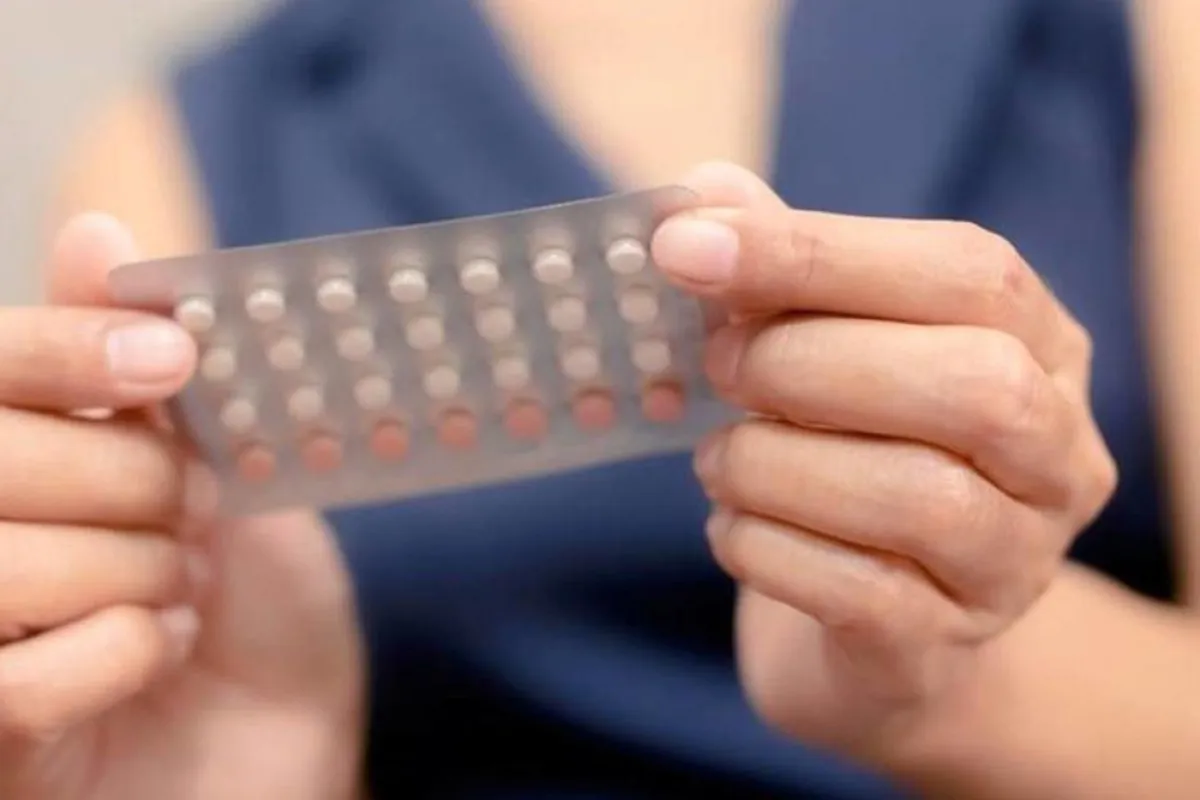 صورة لزوجة تمسك بشريط حبوب منع الحمل