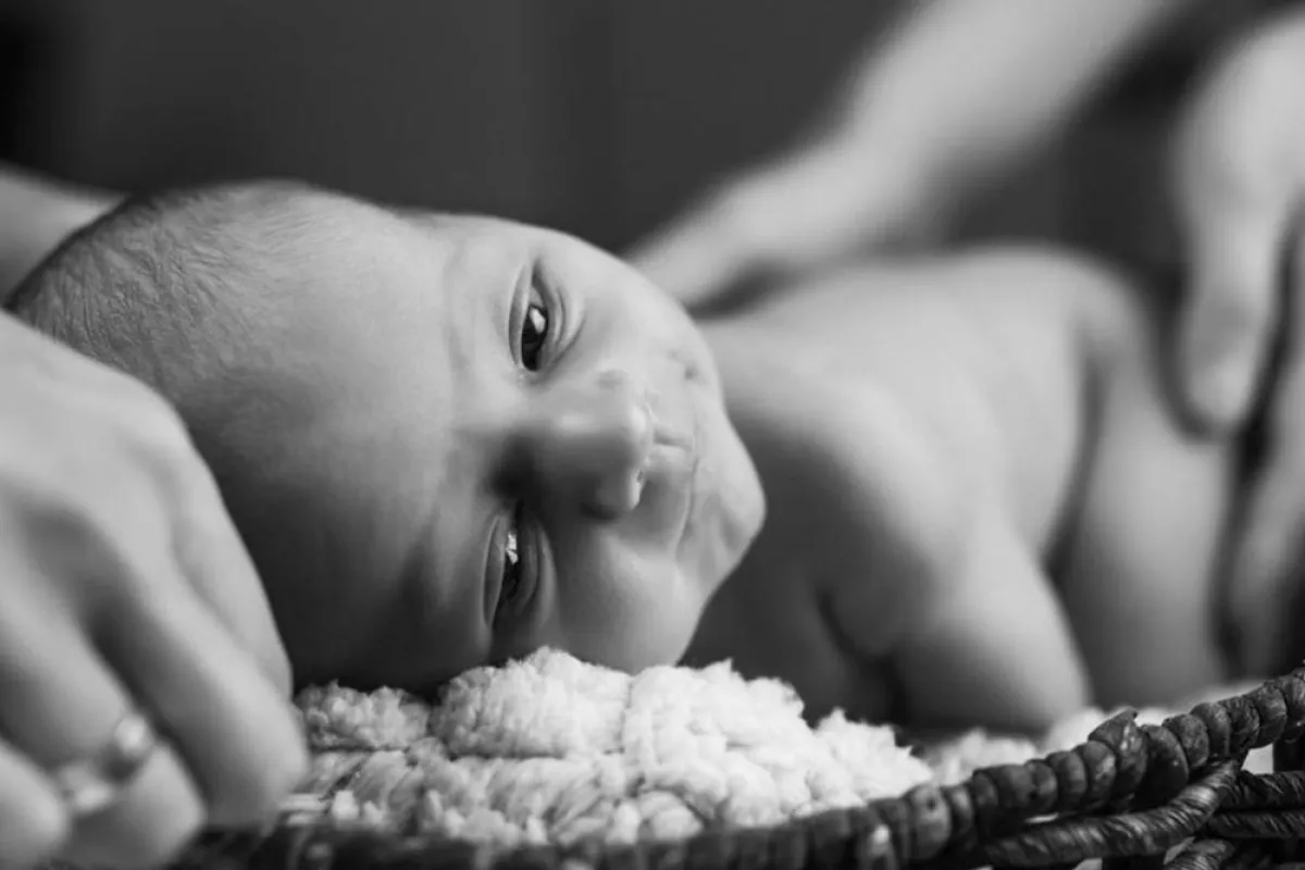 صورة تعبيرية عن العناية بالمولود