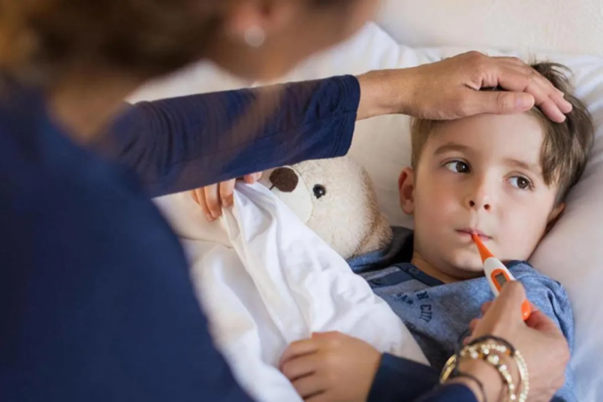 صورة لطفل يلزم الفراش بسبب الحرارة المرتفعة