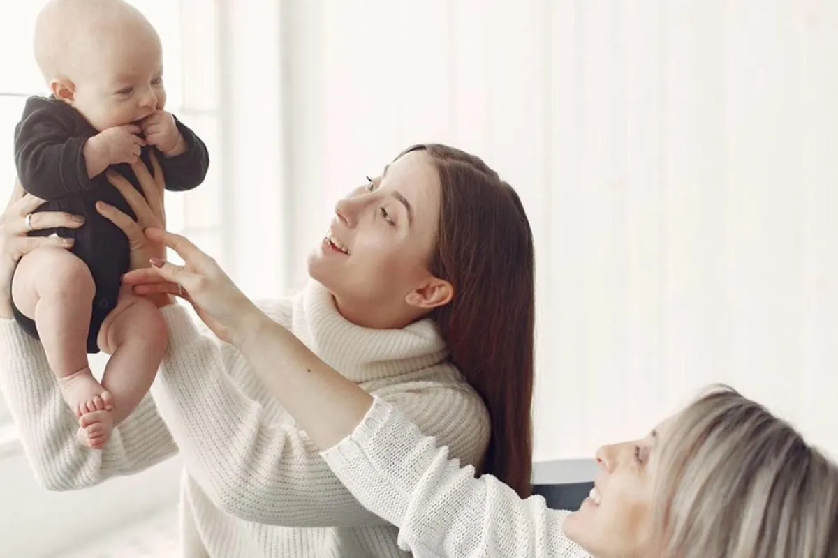 صورة لأم وجدة تكلمان المولود