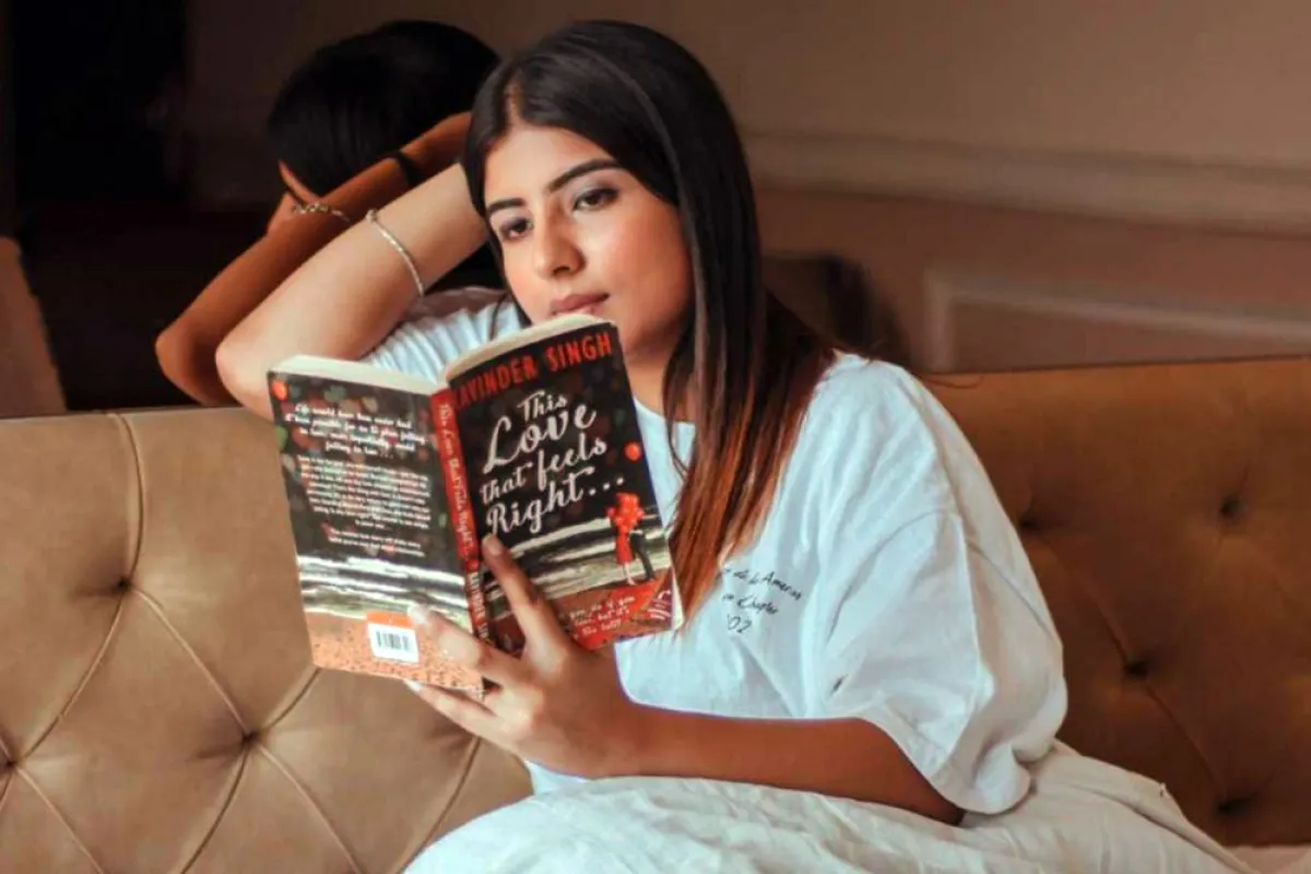 صورة لفتاة تقرأ