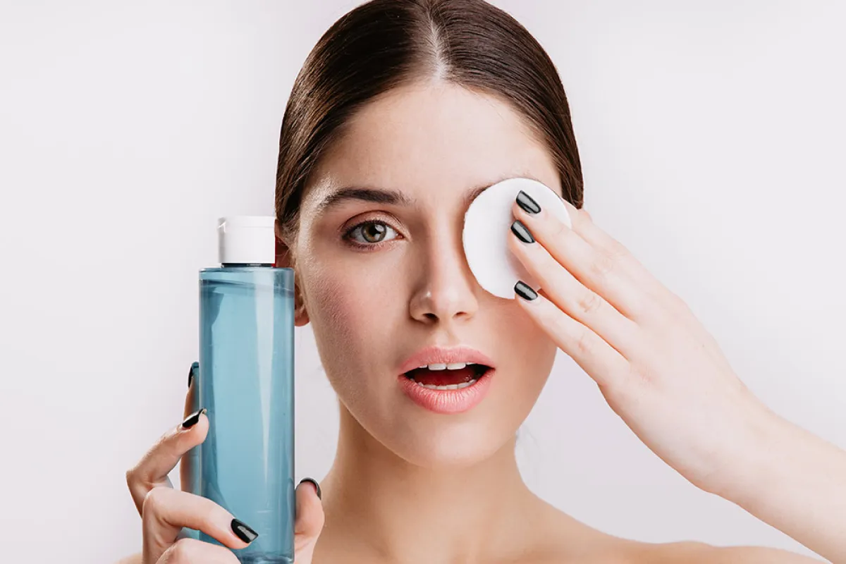 الطريقة الصحيحة لإزالة مكياج العيون