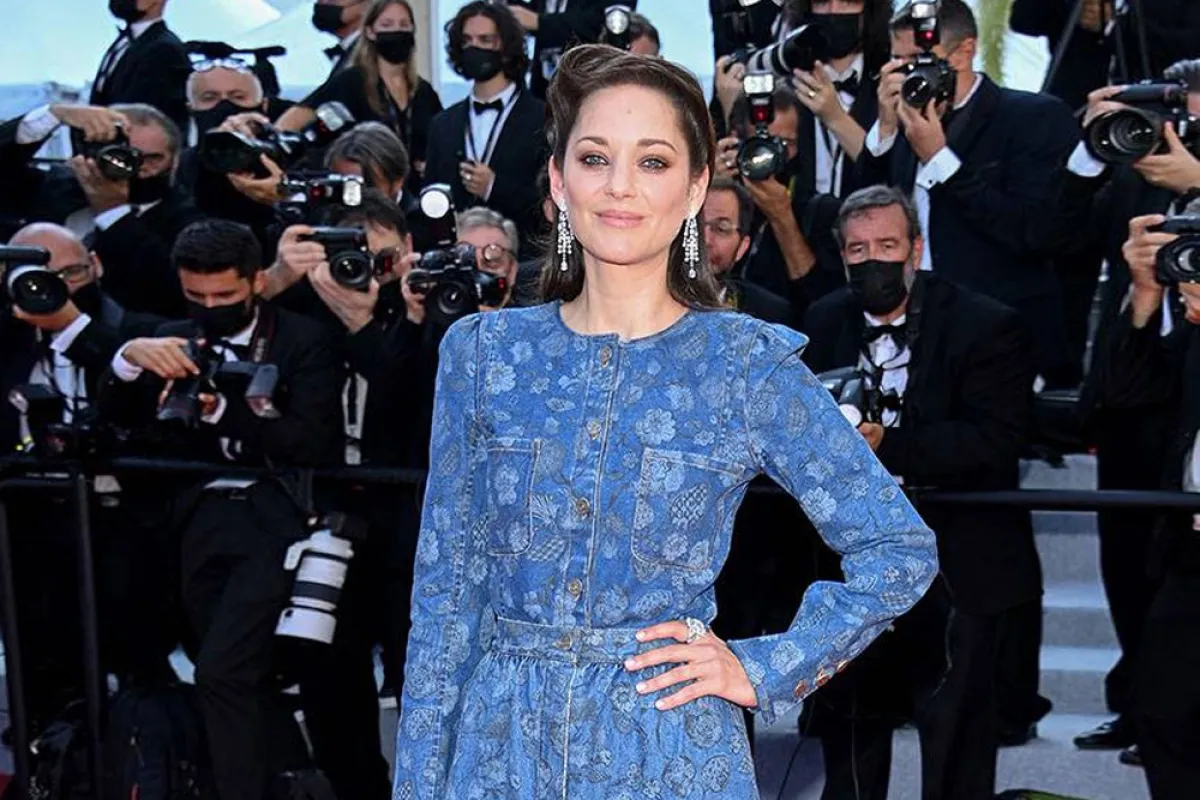 ماريون كوتيار ترتدي الفستان الدنيم