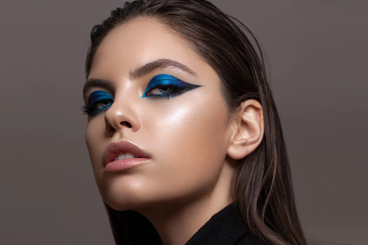 مكياج عيون غرافيكي لخريف 2021