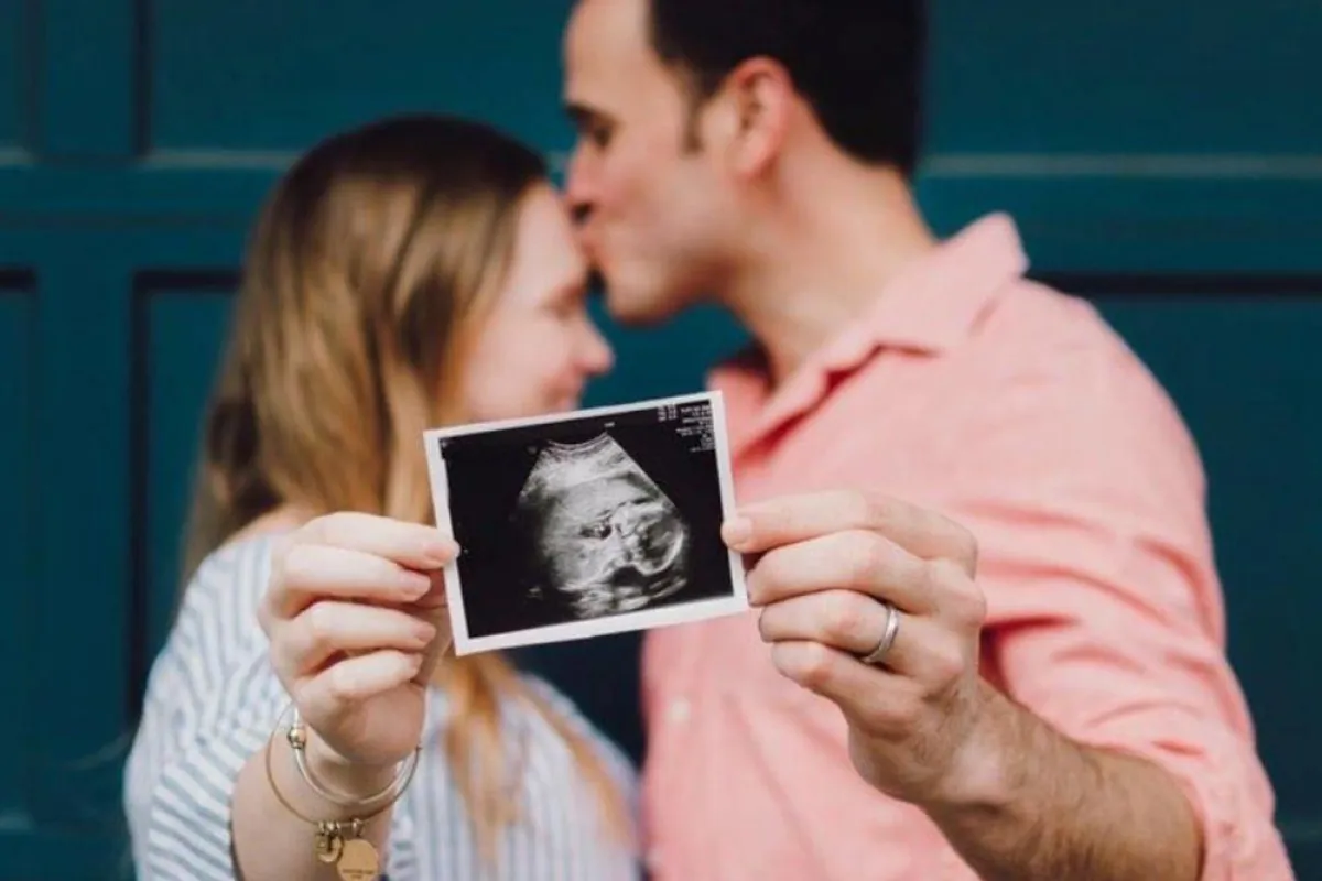 صورة لزوجين يحصلان على صورة  للجنين القادم