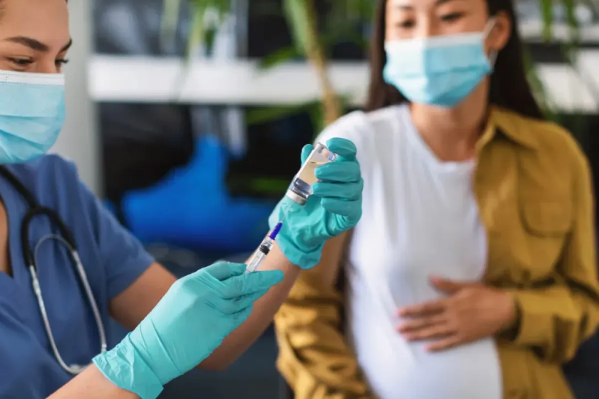 صورة لحامل تأخذ اللقاح