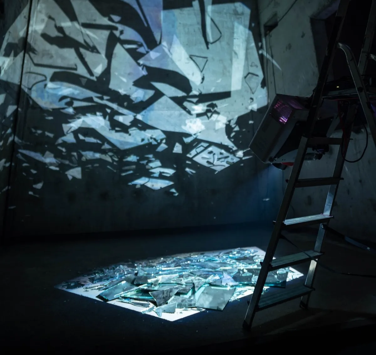 صورة لزجاج محطم