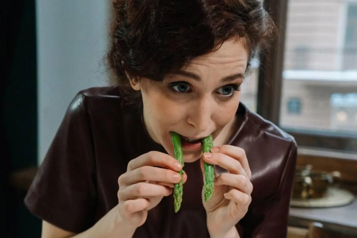 صورة امرأة تاكل الهليون