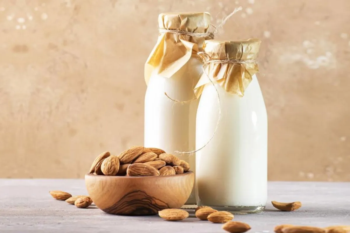 صورة للوز وحليب اللوز