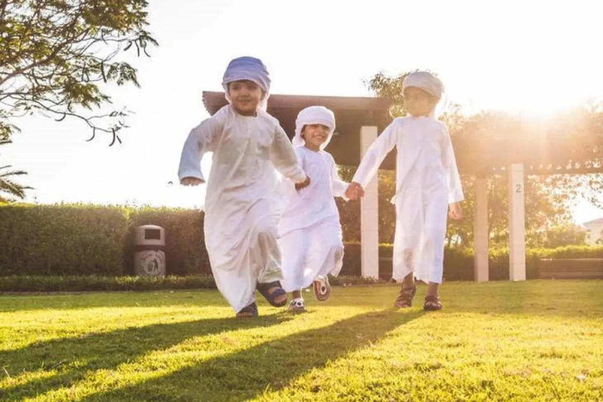 صورة أطفال صبيان يلعبون ويركضون