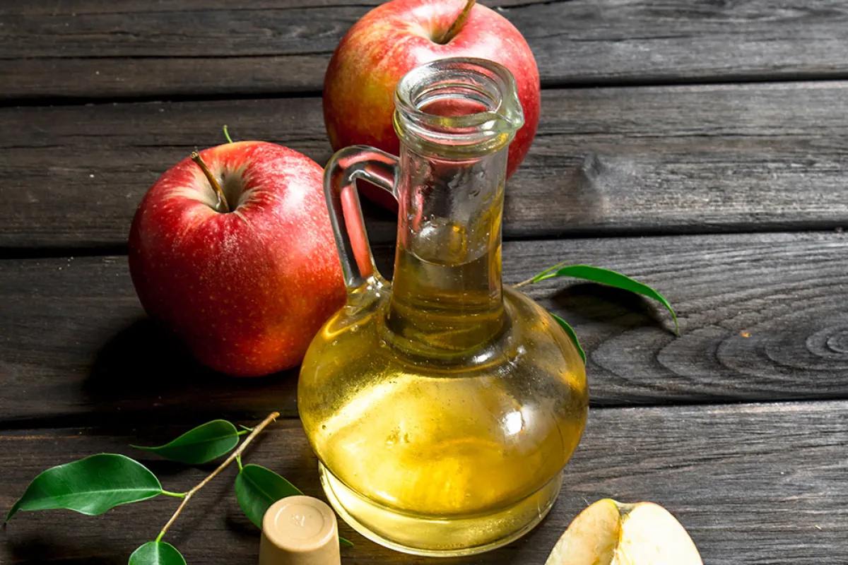 صورة لزجاجة من خل التفاح 