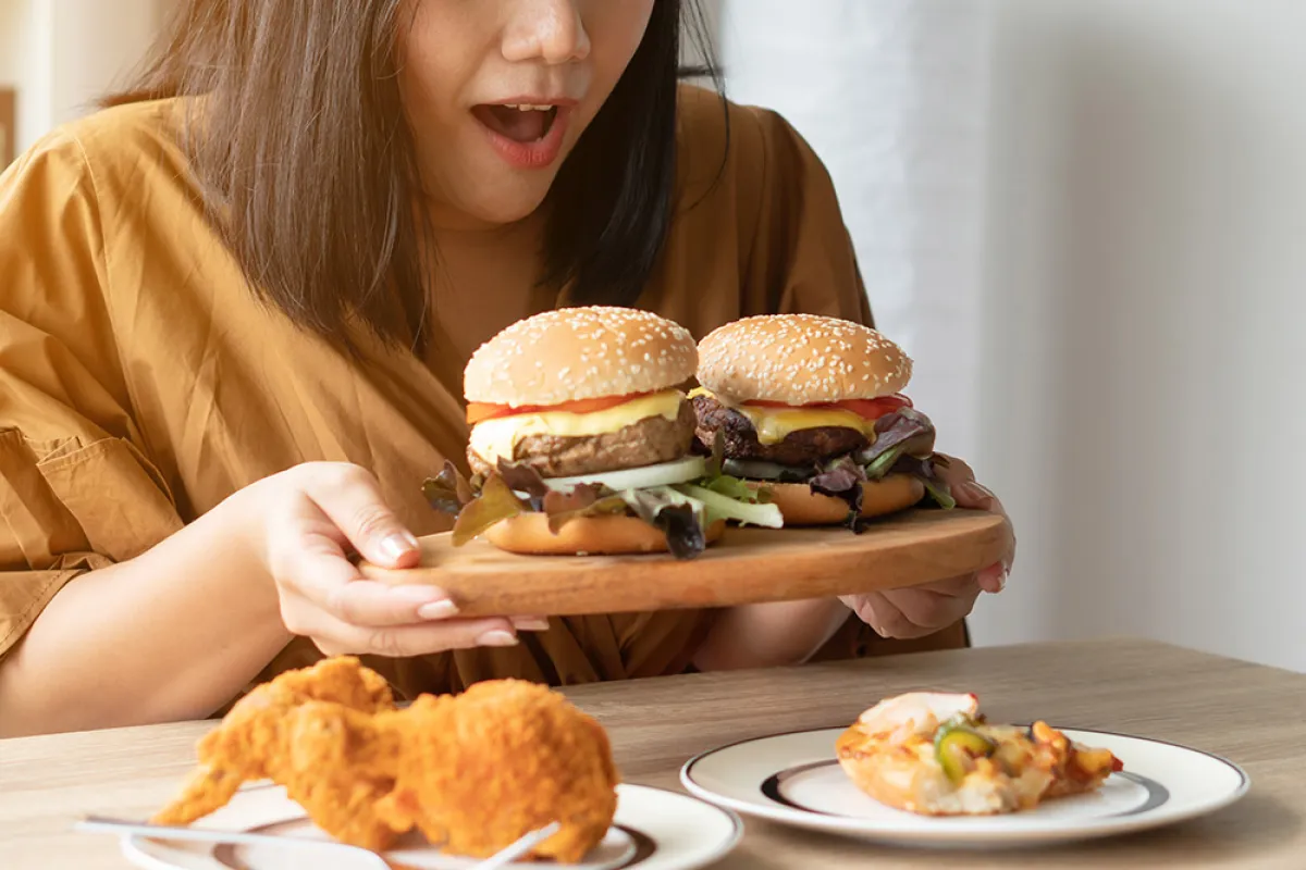 تناول الدهون يمكن أن "يُخفي" السرطان وفق دراسة علمية